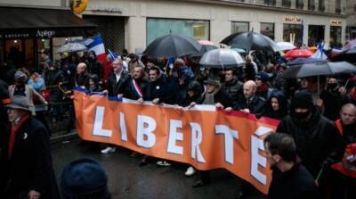 Во Франции десятки тысяч человек собрались в протест против новых сертификатов вакцинации
