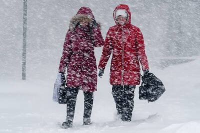 Российские регионы накрыли снегопады и метели