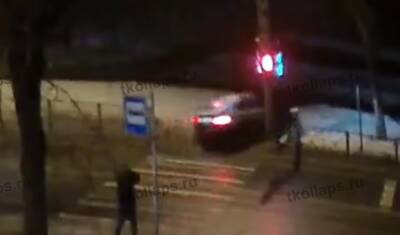 Видео: в Красном Селе иномарка на огромной скорости влетела на тротуар, задев пенсионерку