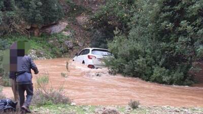 Машину с ребенком унесло потоком дождевой воды в Самарии
