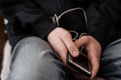 Псковский подросток украл полмиллиона и потратил их на смартфоны
