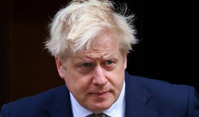 Премьер-министра Британии заподозрили в «винных посиделках» в локдаун