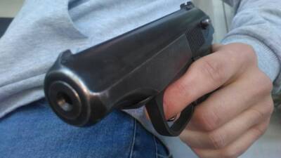 Водитель угрожал пистолетом едва не сбитой им беременной женщине в Петербурге