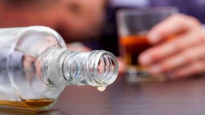 Как понять, что человек точно болен алкоголизмом, рассказал врач