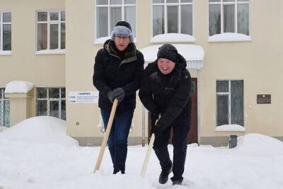 Правительство Удмуртии взялось за лопаты для помощи РКБ в расчистке снега