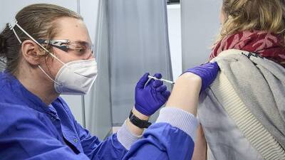 Австрия введет обязательную вакцинацию от COVID для лиц старше 18 лет