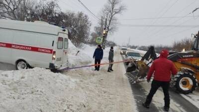 Машина скорой помощи застряла в снегу на Бору