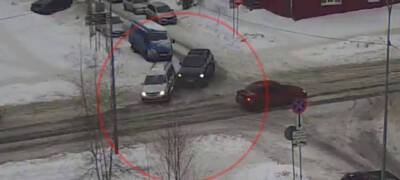 Три автомобиля столкнулись в центре Петрозаводска (ВИДЕО)