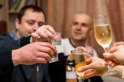 «Разрушает мозг»: в Госдуме поддержали предложение поднять возраст для продажи алкоголя - radiokp.ru