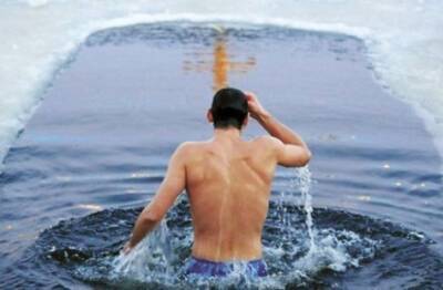 Врач назвал пять правил, как правильно подготовиться к купанию в проруби на Крещение