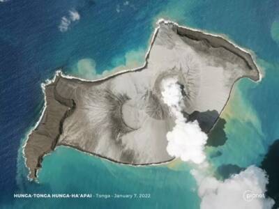 Появилось видео взрыва подводного вулкана в Тихом океане: столбы дыма и пепла достигали в высоту 20 километров. ФОТО. ВИДЕО - enovosty.com - США - Австралия - Япония - Испания - Тонга