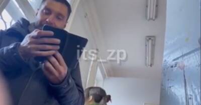 Пьяный преподаватель колледжа в Запорожье домогался студенток (видео)