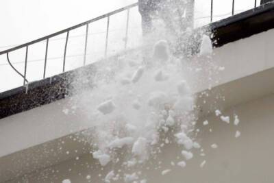 В Москве при падении снега с крыши пострадала 15-летняя девочка