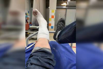В полку жертв гололеда прибыло: музыкант группы «Нож для Фрау Мюллер» сломал ногу в Петербурге