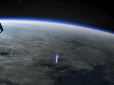 Камеры на МКС засняли на видео «синюю струю» и «эльфа» в атмосфере Земли