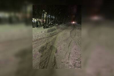 Снежная каша на дорогах по пути к детским садам заставила мурманчан с детьми ползти по сугробам