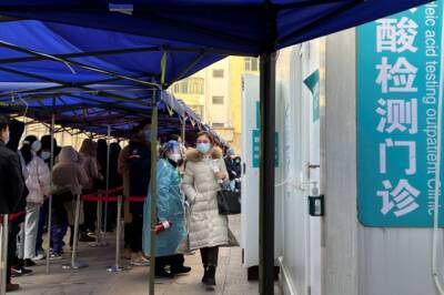 Власти Пекина обязали въезжающих в город сдавать два теста на коронавирус