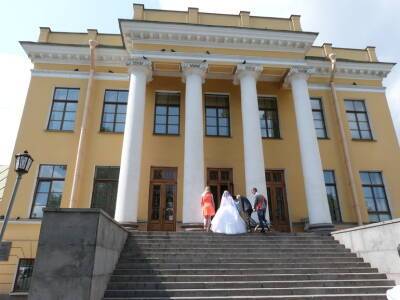 Жителей Петербурга предупредили о мошенниках, предлагающих «красивые» свадебные даты