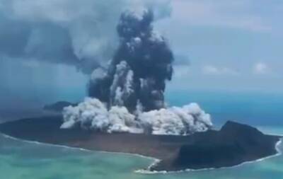 В Тихом океане извергается подводный вулкан, угрожающий цунами Курилам, Японии и США