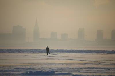 В Петербурге спасли рыбаков, отправившихся в плавание на льдине по Финскому заливу