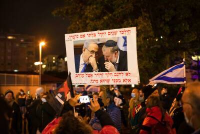Опросы телеканалов: большинство израильтян за продолжение суда над Нетанияху и обвинительный приговор