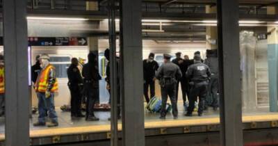Бездомный толкнул женщину под поезд "на правах бога"