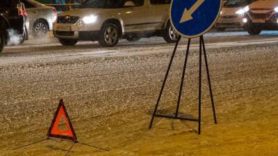 Два легковых автомобиля столкнулись на заснеженной дороге в Выборгском районе Петербурга
