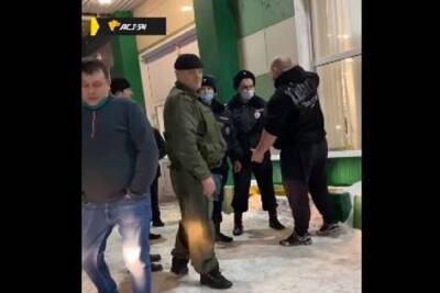 Полиция четыре раза выезжала в магазин на Первомайке из-за воров и дебошира