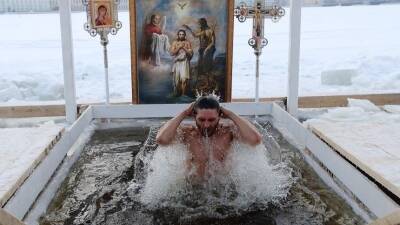 Кардиолог рассказала, для кого смертельно опасно окунаться в прорубь в Крещение