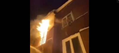 Очевидцы о смертельном пожаре в городе Карелии: «Женщина долго кричала и прыгнула со второго этажа в сугроб» (ВИДЕО)