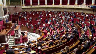 Парламент Франции после двух недель обсуждений принял в окончательном чтении закон о вакцинных пропусках