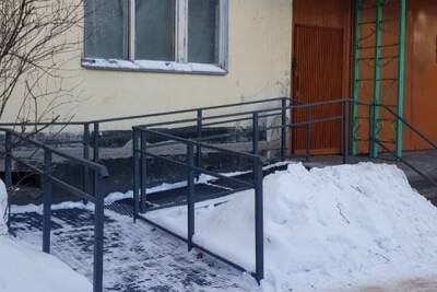 В Рыбинске для ребенка-инвалида установили пандус в многоквартирном доме