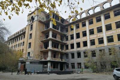 Мишустин лишил заброшенную больницу в Екатеринбурге статуса памятника