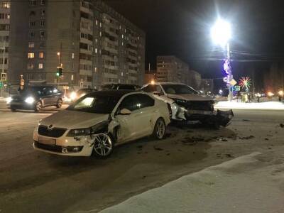 В Сыктывкаре водитель Skoda под запрещающий сигнал светофора не пропустил женщину на Lexus