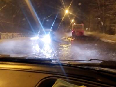 В Перми из-за коммунальной аварии затопило дорогу