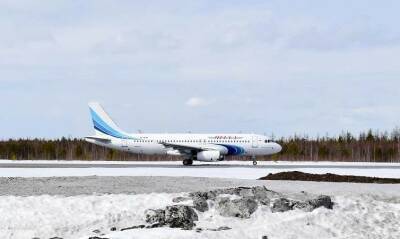 Из-за сильного снегопада на Ямале закрыли аэропорт