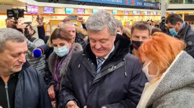 Экс-президент Украины Порошенко направляется в Киев, где пройдет суд