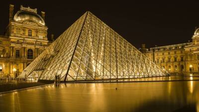 Парижский Лувр призвал французского политика Марин Ле Пен удалить видео на фоне музея