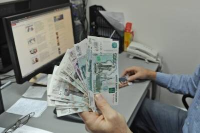 Лжеброкер обокрал волгоградского пенсионера на 2,2 млн рублей