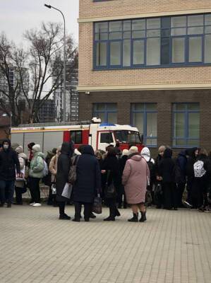 В эти минуты ряд ростовских школ эвакуируют