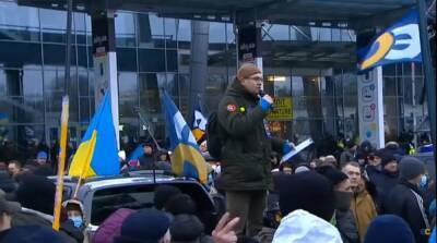 Порошенко возвращается в Украину: его сторонники устроили митинг в аэропорту – видео