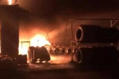 В крупном пожаре в Славянске-на-Кубани сгорели СТО и автомойка