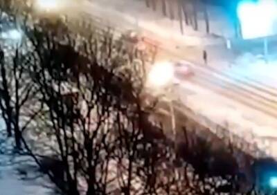 На западе Москвы автомобиль сбил на пешеходном переходе женщину и ее дочь