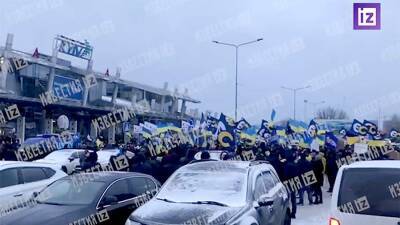 Митинг разгорелся у здания аэропорта в Киеве перед прилетом Порошенко