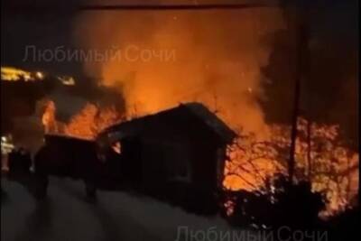 Сочинские пожарные потушили сразу два пожара за вечер