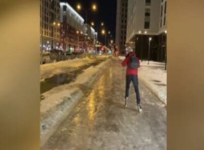 Петербуржцы прокатились по тротуарам города на коньках — видео