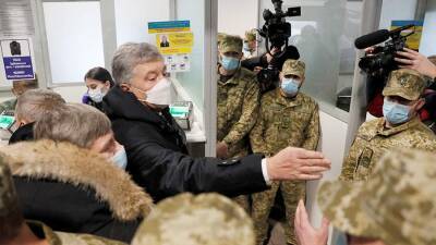 Порошенко назвал борьбой с оппозицией попытку не пустить его на Украину