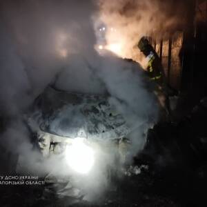 В Днепровском районе Запорожья сгорела иномарка. Фото