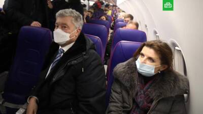 Экс-президент Украины прилетел из Варшавы в Киев, где пройдет суд по делу о госизмене.