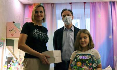 Семья из Прионежья, нуждающаяся в оборудовании для мониторинга уровня глюкозы, получила в подарок трансмиттер